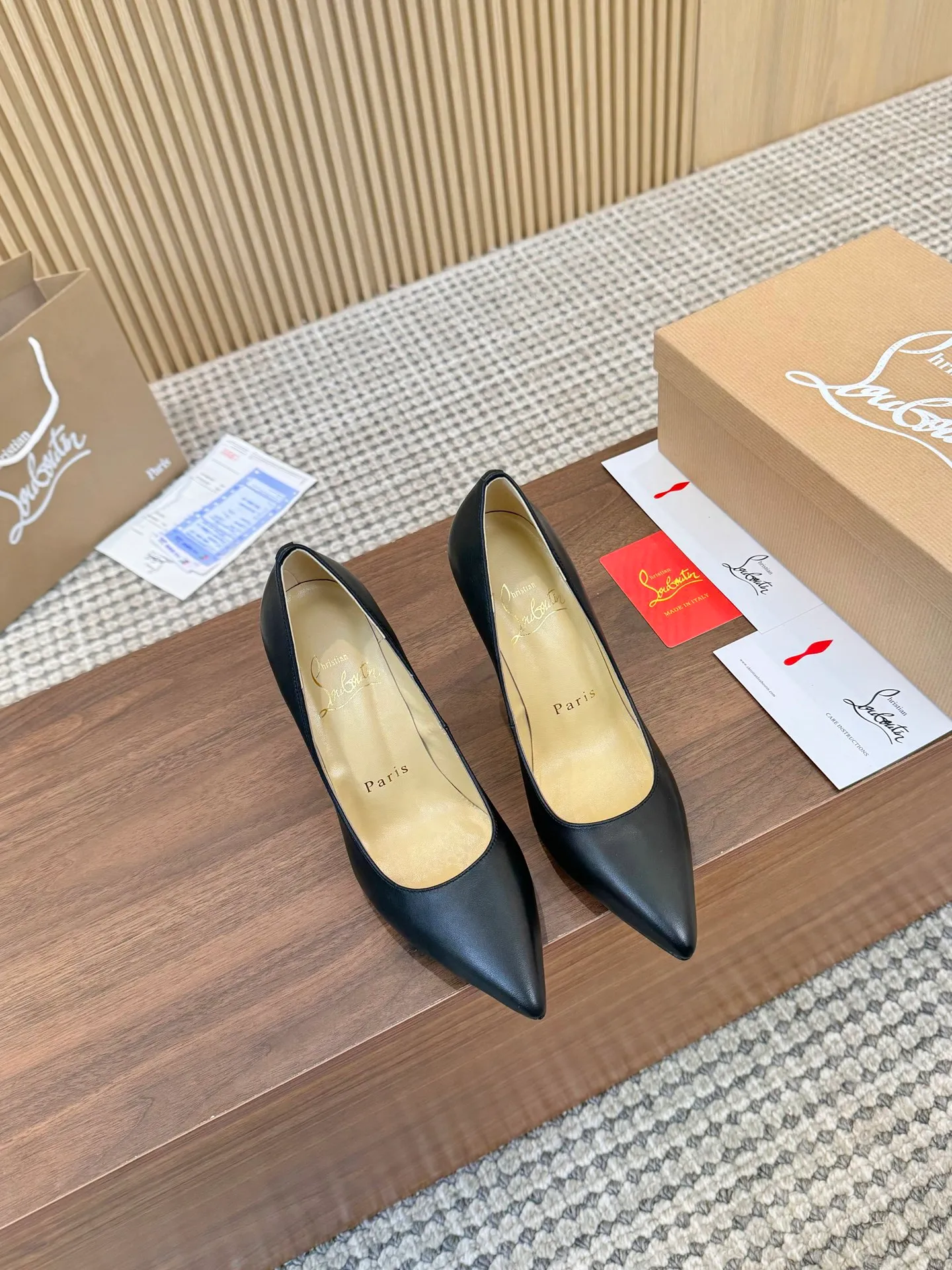 👟👟Ex-factory price 440👟👟 Genuine leather sole +40 Year-round shipment💝Christian Louboutin CL👠 Classic "Matte💎Cow Leather💎Series" noble and luxurious, real blingbling👟👟 Real materials, all customized by the pattern maker, and the materials are made of original customized materials to achieve the taste of the original 6 color options 💍 Upper: Imported 👉 cowhide 💪 Lining: Sheepskin foot pad/lining Size: 34-40.41.42 Heel height: 10.5cm and 8.5cm two options Leather sole Rubber sole